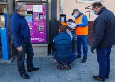 Kézfertőtlenítők a kolozsvári buszmegállókban